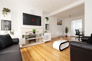 Smart TV, books - 3Bedroom 5Beds | Dining room| Ev Charger | Parking (Bridgend)