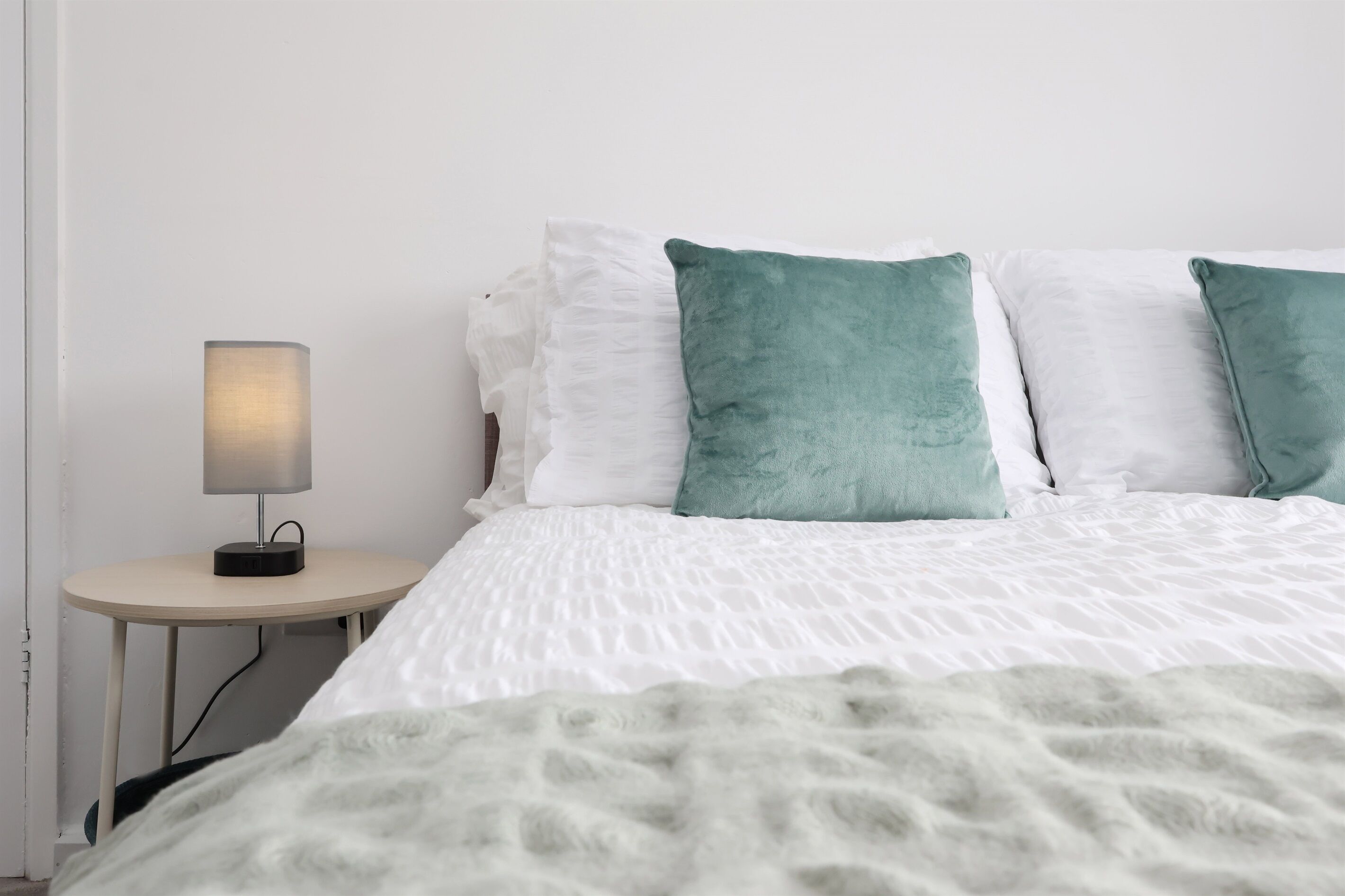3 habitaciones, escritorio, tabla de planchar con plancha y wifi gratis 