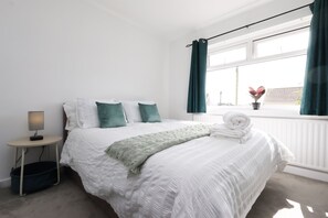 Escritorio, tabla de planchar con plancha, wifi gratis y ropa de cama 