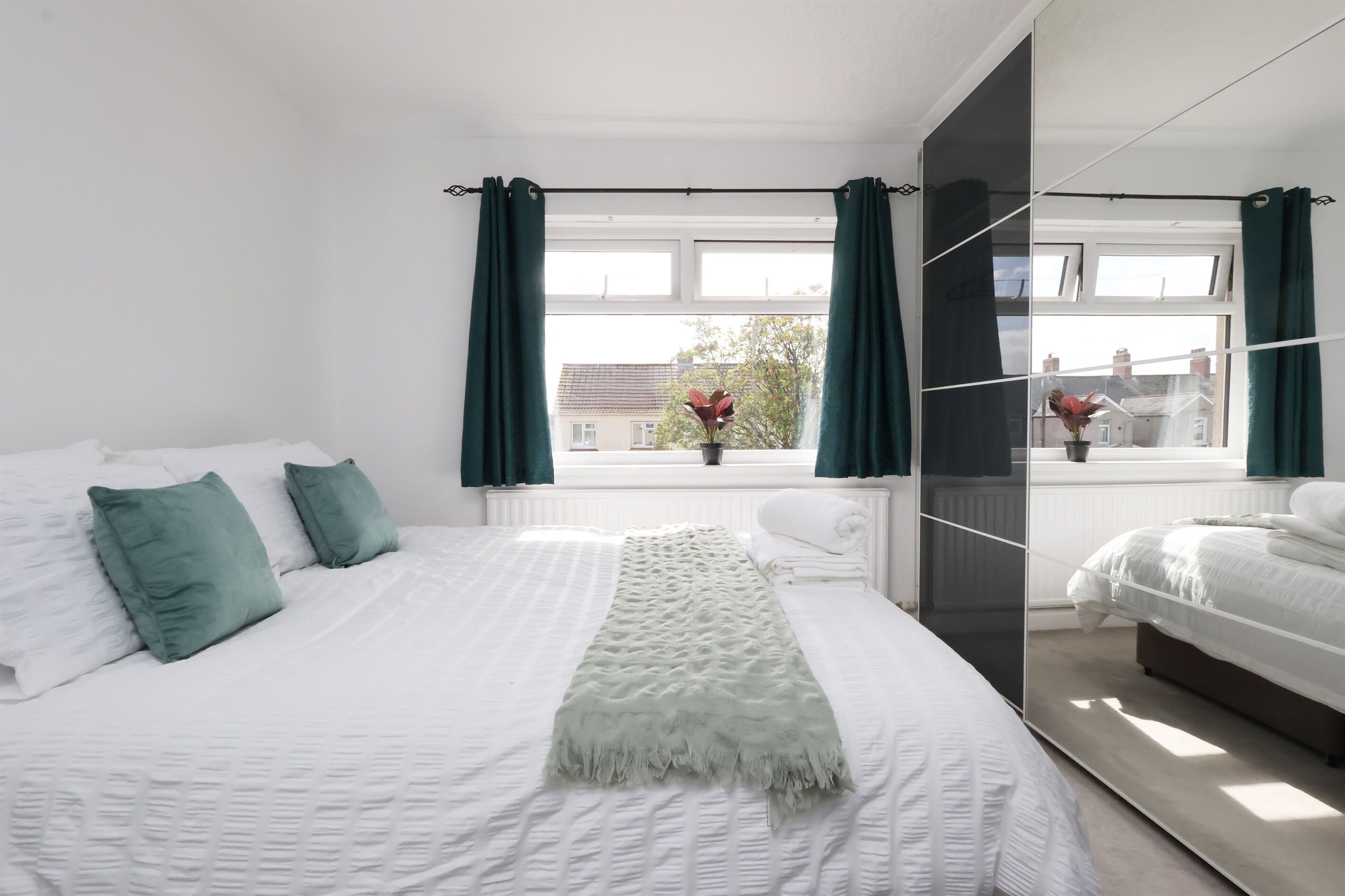 3 bedrooms, desk, iron/ironing board, free WiFi