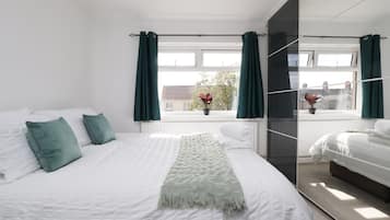 3 bedrooms, desk, iron/ironing board, free WiFi