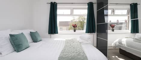 3 bedrooms, desk, iron/ironing board, free WiFi