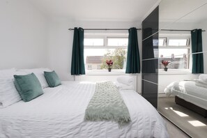 Escritorio, tabla de planchar con plancha, wifi gratis y ropa de cama