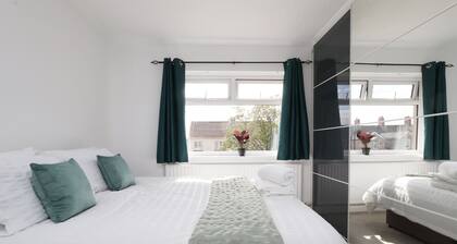 3Bedroom 5Beds | Dining room| Ev Charger | Parking