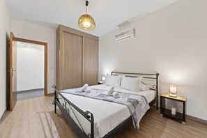 Un dormitorio con cama, mesita de noche y armario.