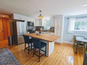 Kylskåp, ugn, spishäll och kaffe- och tebryggare