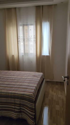 Iron/ironing board, WiFi, bed sheets