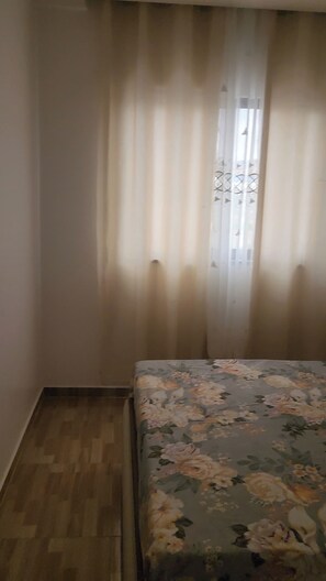 Tabla de planchar con plancha, wifi y ropa de cama