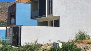 A modern two-story house with a flat roof, large windows, and a balcony. - Luxury house with swimming pool Tarrafal, close to the beach (Tarrafal)