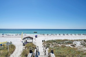 Beach nearby - Cozy Condo – Gulf View & Pool Access • Master bedroom + hallway w/ Bunks (Destin)