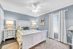 1 bedroom, WiFi, bed sheets - Cozy Condo – Gulf View & Pool Access • Master bedroom + hallway w/ Bunks (Destin)