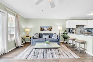 Smart TV - Cozy Condo – Gulf View & Pool Access • Master bedroom + hallway w/ Bunks (Destin)