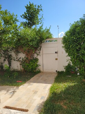 Property grounds - Expat-Amenities - 2BR, La Marsa. Perfect Headquarters for your Tunis Adventure (La Marsa)