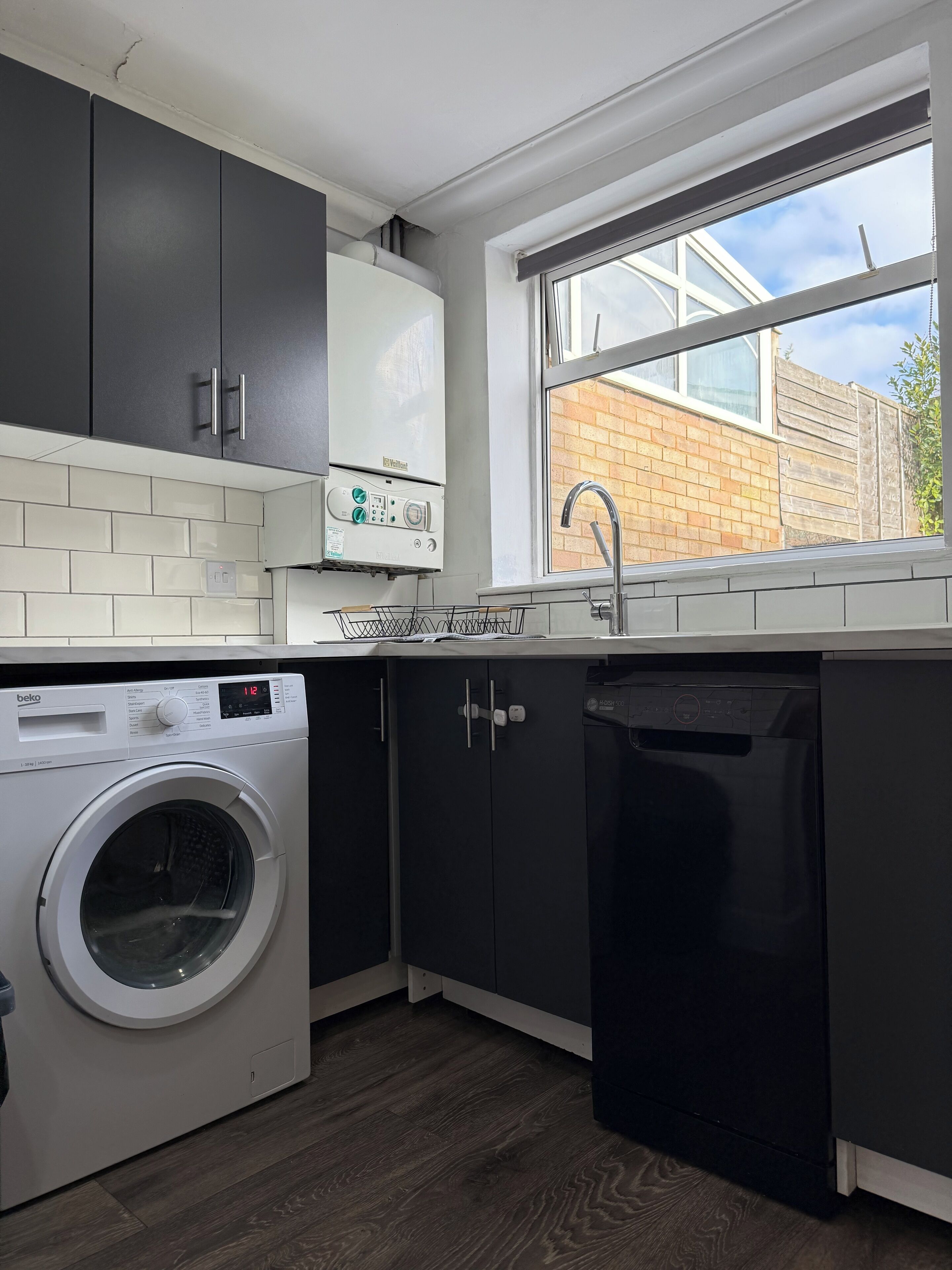 Mikrobølgeovn, ovn, kokeplater og oppvaskmaskin