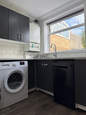 Mikrowelle, Ofen, Herdplatte, Geschirrspüler