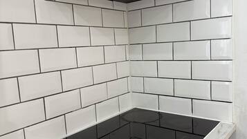 Een microgolfoven, een oven, een kookplaat, een vaatwasser