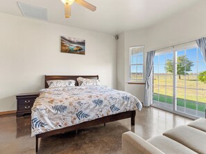 5 bedrooms, desk, iron/ironing board, free WiFi - Large 5-Bedroom Farmhouse with Barn in Waxahachie. Perfect for Families & Groups (Waxahachie)