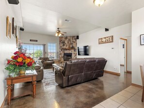 Smart TV, fireplace - Large 5-Bedroom Farmhouse with Barn in Waxahachie. Perfect for Families & Groups (Waxahachie)