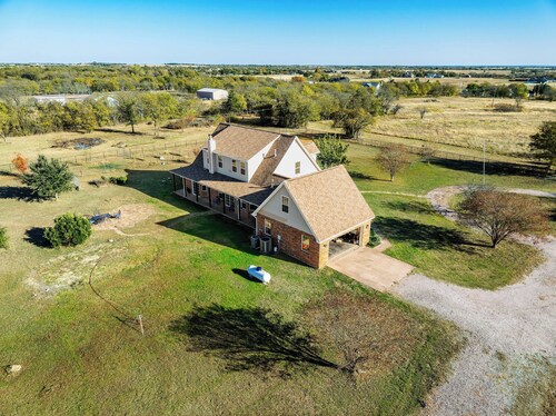 Large 5-Bedroom Farmhouse with Barn in Waxahachie. Perfect for Families & Groups