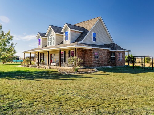 Large 5-Bedroom Farmhouse with Barn in Waxahachie. Perfect for Families & Groups