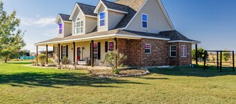 Large 5-Bedroom Farmhouse with Barn in Waxahachie. Perfect for Families & Groups