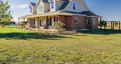 Large 5-Bedroom Farmhouse with Barn in Waxahachie. Perfect for Families & Groups