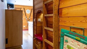 Een houten interieur met een houten trap, een agenda en een houten kast.