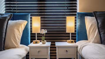 Tabla de planchar con plancha, wifi y ropa de cama