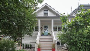 Exterior detail - Modern family home w/2 master suites. Close to stadium downtown, & shops. (Vancouver)