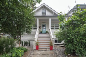 Exterior detail - Modern family home w/2 master suites. Close to stadium, downtown & shops. (Vancouver)