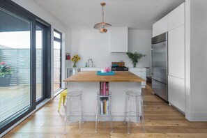 Microwave, oven, stovetop, dishwasher - Modern family home w/2 master suites. Close to stadium, downtown & shops. (Vancouver)