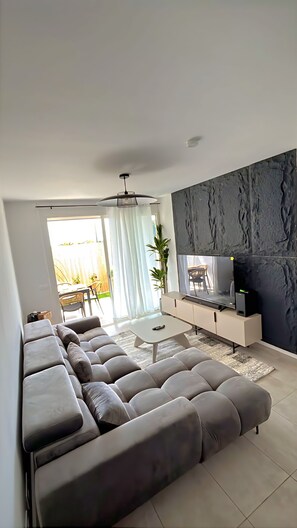 TV - Apartment Bambou Lodge + Jacuzzi, 8min from the beach (Sainte-Anne)
