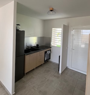 Microwave, oven, stovetop - Apartment Bambou Lodge + Jacuzzi, 8min from the beach (Sainte-Anne)