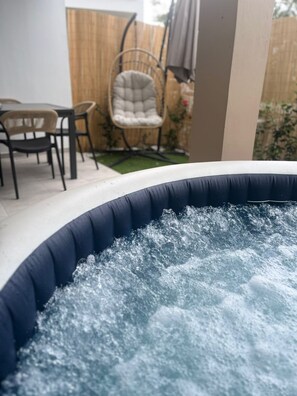 Outdoor dining - Apartment Bambou Lodge + Jacuzzi, 8min from the beach (Sainte-Anne)