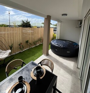 Outdoor dining - Apartment Bambou Lodge + Jacuzzi, 8min from the beach (Sainte-Anne)