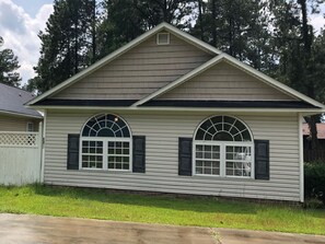 Exterior - Fabulous 4-bedroom house minutes to hospitals, base and highways (Fayetteville)