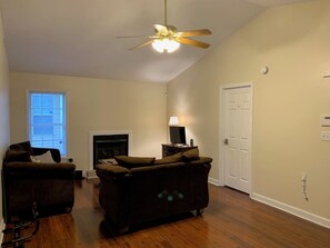 Living area - Fabulous 4-bedroom house minutes to hospitals, base and highways (Fayetteville)