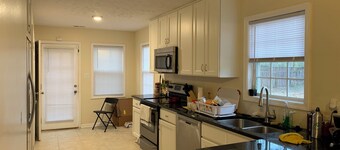 Fabulous 4-bedroom house minutes to hospitals, base and highways