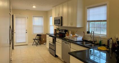 Fabulous 4-bedroom house minutes to hospitals, base and highways