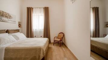 Leilighet – superior, hageutsikt | Blendingsgardiner, strykejern/-brett og wi-fi (inkludert)