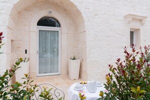 Deluxe-Apartment, Gartenblick | Speisen im Freien