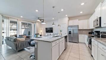 Refrigerador, microondas, horno, placa de cocina