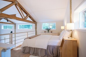 Room - Beautiful Loft barn in Brookings perfect for a relaxing getaway (Brookings)