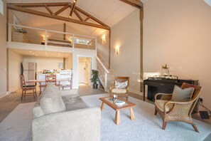 Living area - Beautiful Loft barn in Brookings perfect for a relaxing getaway (Brookings)