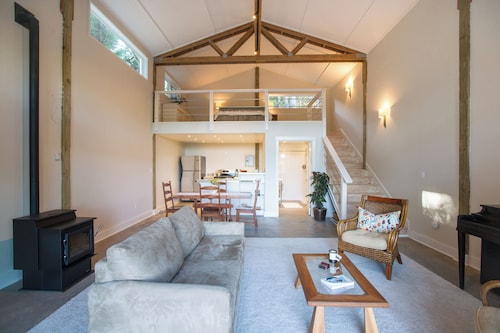 Beautiful Loft barn in Brookings perfect for a relaxing getaway