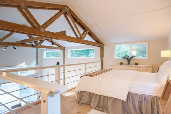 1 bedroom, iron/ironing board, free WiFi, bed sheets - Beautiful Loft barn in Brookings perfect for a relaxing getaway (Brookings)