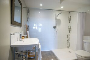 Bathroom - Beautiful Loft barn in Brookings perfect for a relaxing getaway (Brookings)