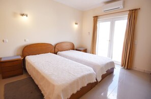 Iron/ironing board, Internet, bed sheets - Casa Elizabeth: 3BR Heatable Pool, Walk to Beach (Carvoeiro)