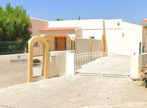 Exterior - Casa Elizabeth: 3BR Heatable Pool, Walk to Beach (Carvoeiro)