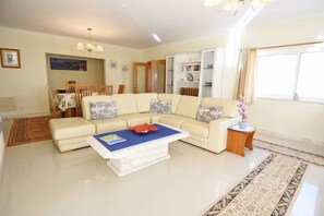 TV - Casa Elizabeth: 3BR Heatable Pool, Walk to Beach (Carvoeiro)